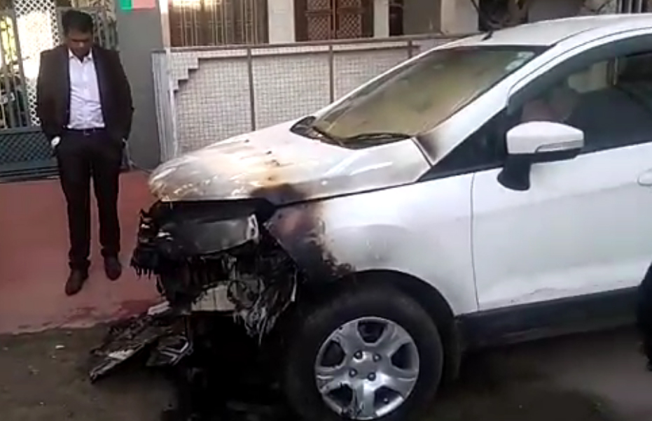 Miscreants Set Fire to BJP Leader’s Car अज्ञात बदमाशों ने भाजपा नेता की कार में लगाई आग, पुलिस जांच में जुटी