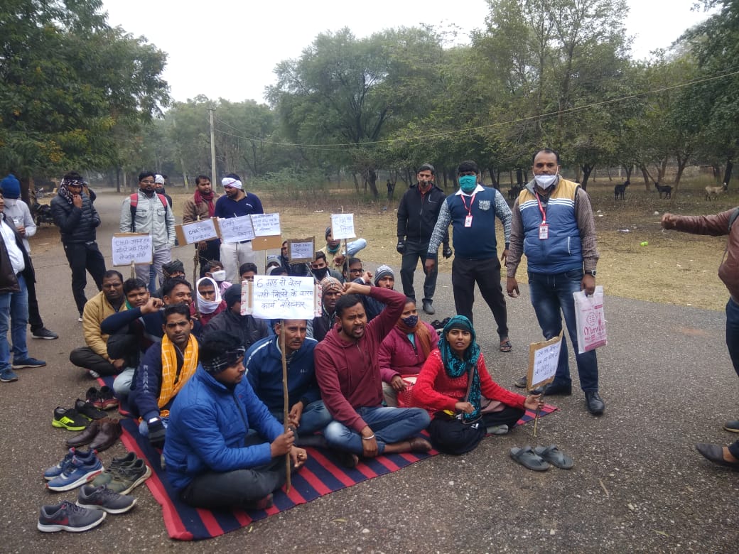 Covid Health Assistant Demonstrated at SDM Office कोविड हेल्थ सहायकों ने वैर एसडीएम कार्यालय किया प्रदर्शन, राज्य सरकार के नाम सौंपा ज्ञापन