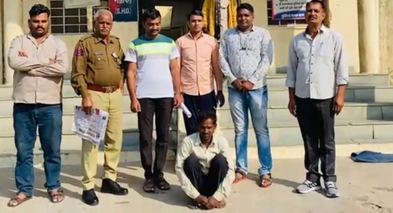 1 Arrested for illegally Cultivating Opium सरसों की फसल के बीच मे उगा रखे थे अफीम के पौधे