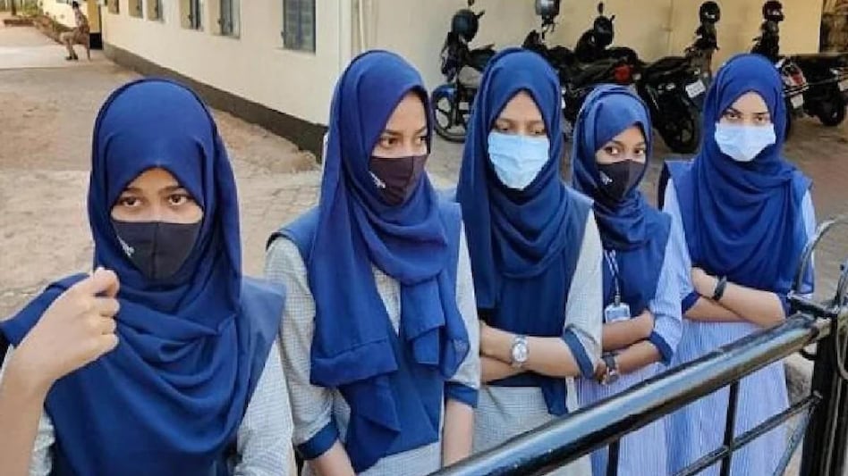 Article on Hijab Controversy इस ‘सांप्रदायिकतावादी विरोध’ का आखिर कोई पैमाना भी है ?