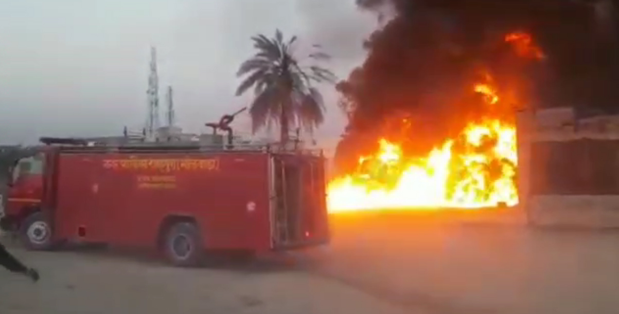 Fire in Oil Factory शाहपुरा में तेल फैक्ट्री में भीषण आग, लाखों का नुकसान