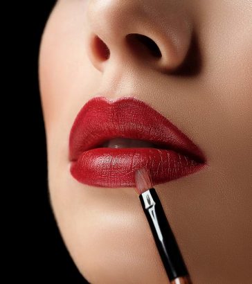 Benefits of Applying Lipstick : क्या आपको लिपस्टिक लगाने में शर्म आती है? यहां जानिए इससे जुड़ी ये अच्छी बातें