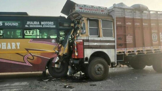 Road Accident : ट्रक और बस की भिड़ंत में एक की मौत, 10 से ज्यादा घायल