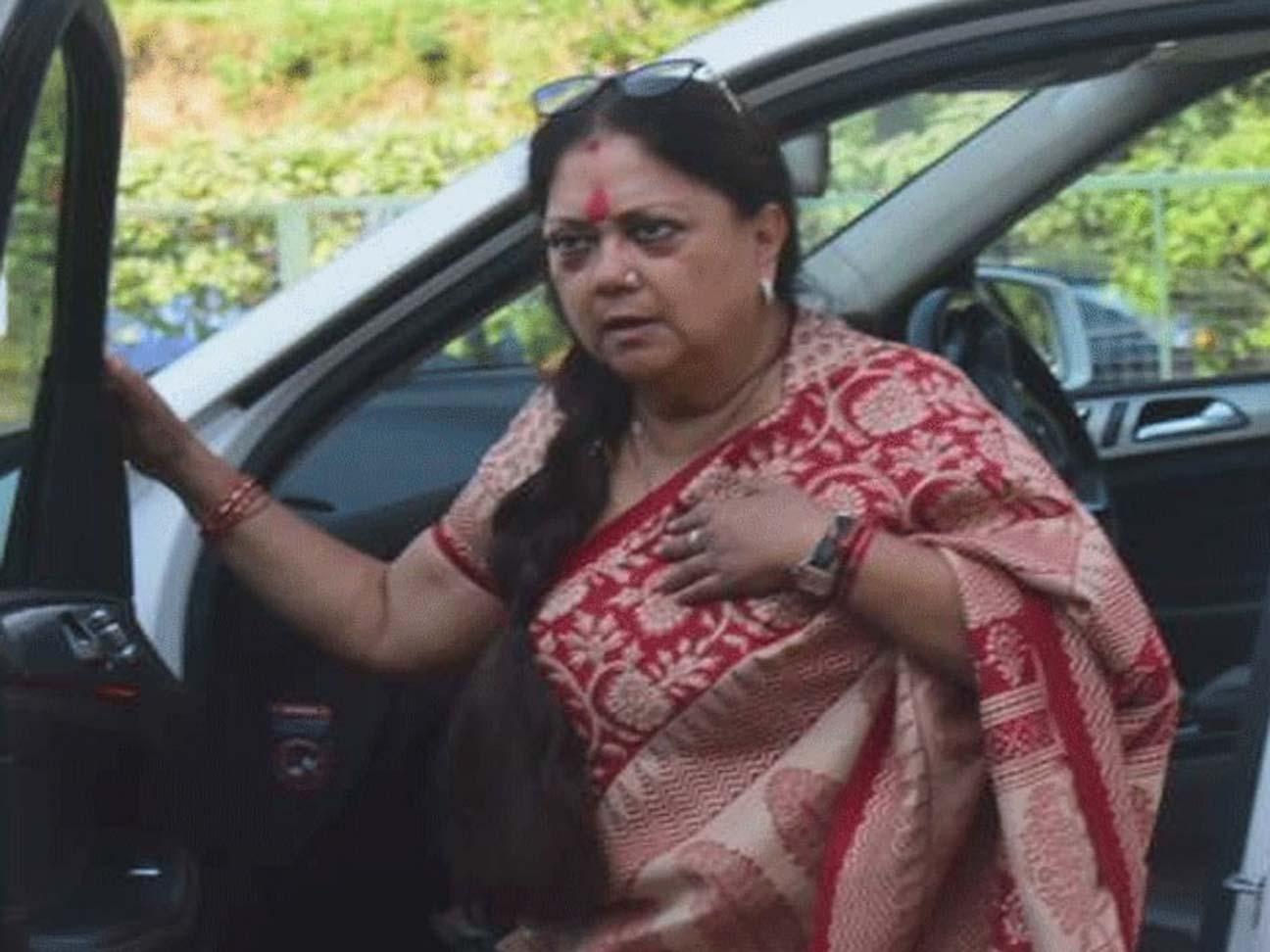 Former Chief Minister Vasundhara Raje’s car Accident : पूर्व मुख्यमंत्री Vasundhara Raje की कार को दूसरी कार ने मारी टक्कर