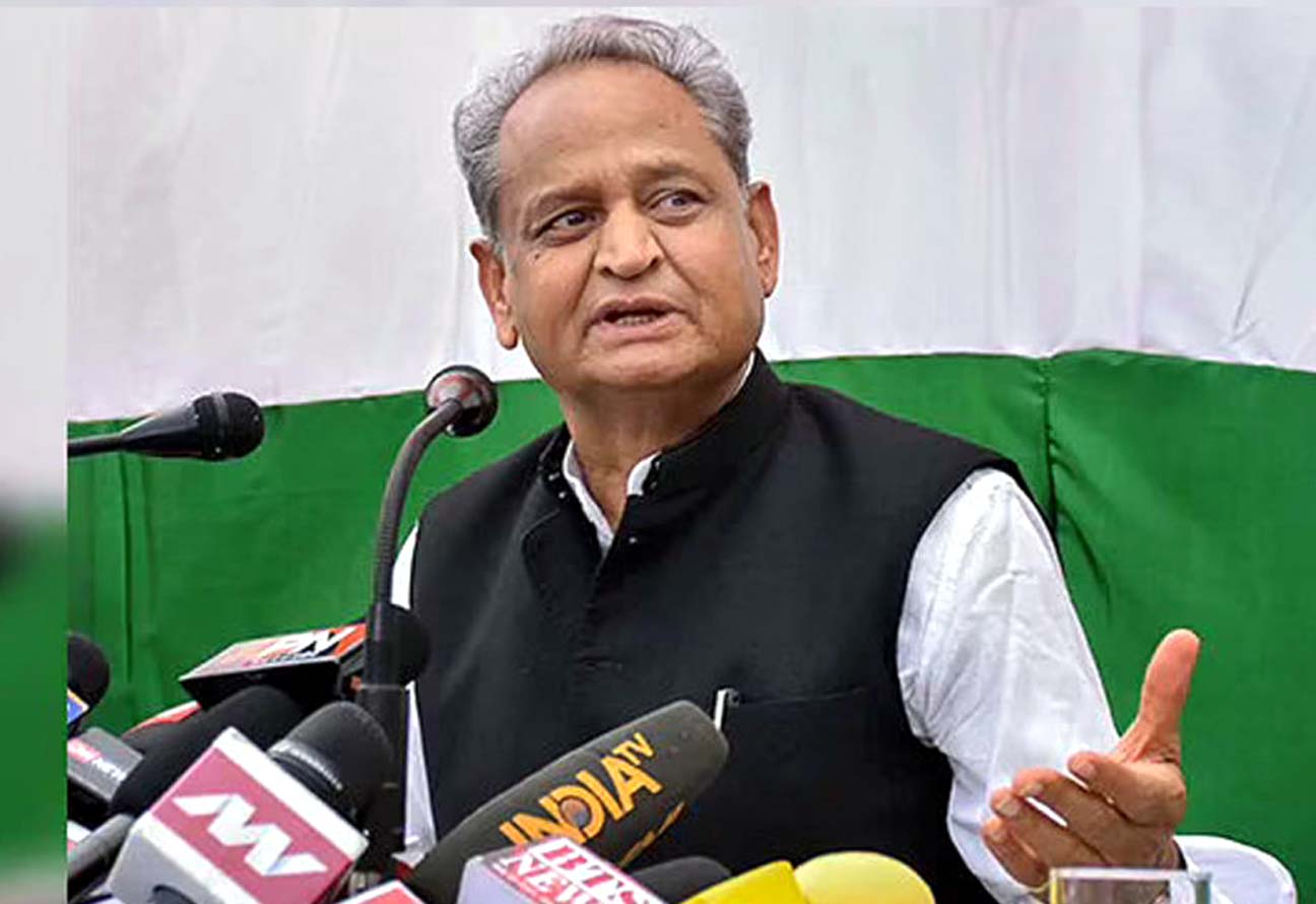 Chief Minister Ashok Gehlot ने कहा-सरकार अपने कर्मठ अधिकारियों-कर्मचारियों को देगी पूर्ण सरंक्षण