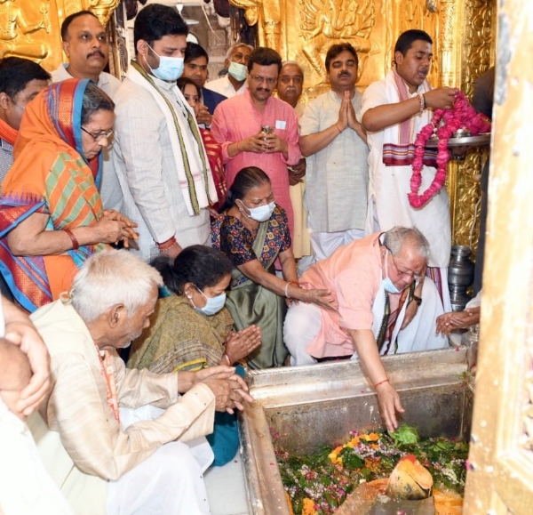 Kashi Vishwanath Temple : राज्यपाल ने काशी विश्वनाथ एवं संकटमोचन हनुमान जी के किए दर्शन