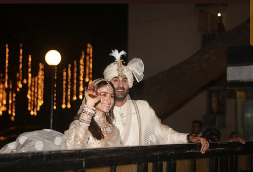 Ranbir-Alia Wedding New Images परिणय सूत्र में बंधे आलिया-रणबीर, यहां देखिए पहली तस्वीर 