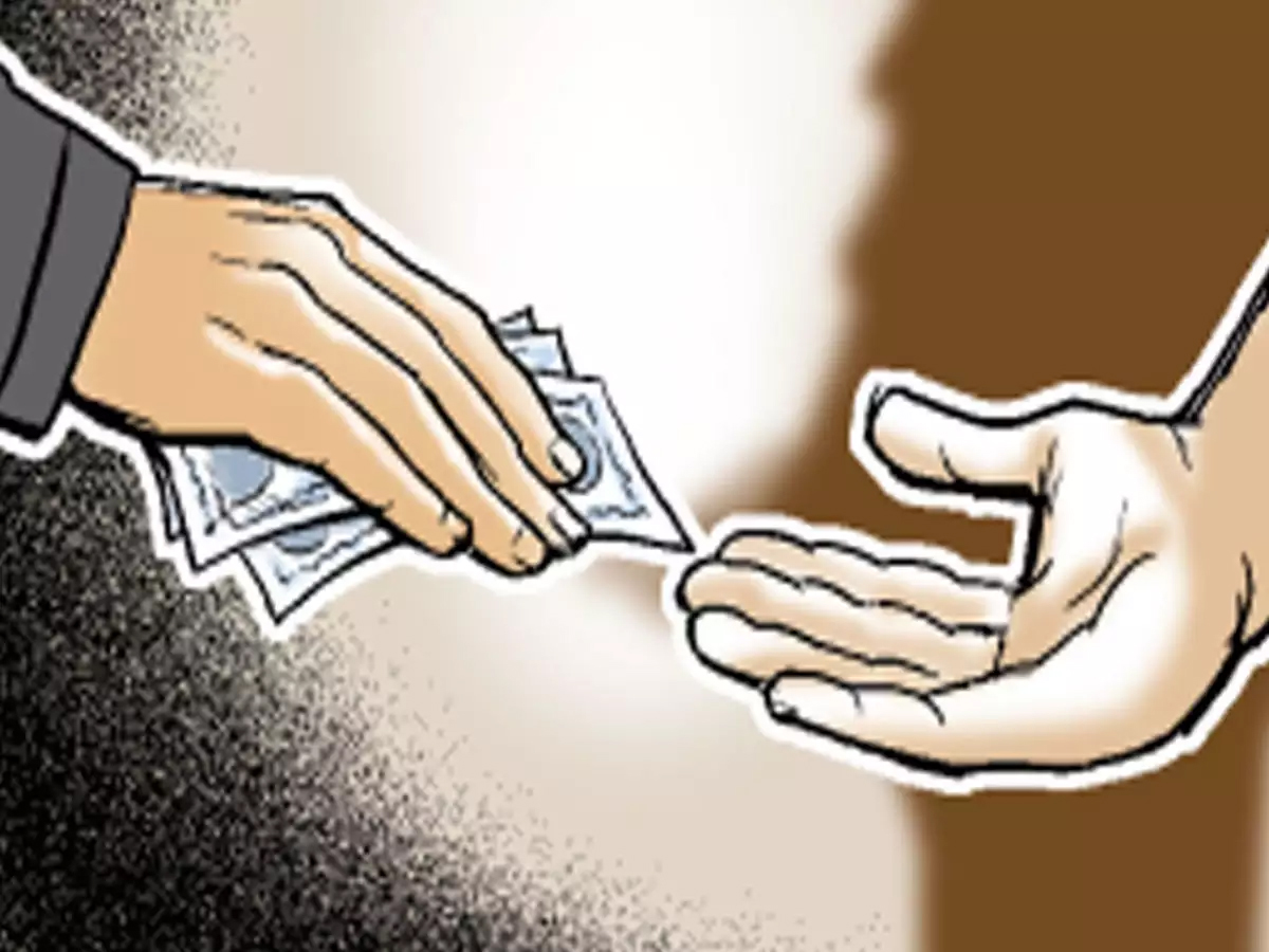 Railway Officer Arrested For Taking Bribe भरतपुर स्टेशन के खानपान निरीक्षक से मांगी थी 20 हजार की रिश्वत