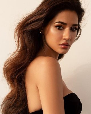 Disha Patani ने ट्यूब टॉप-रिप्ड डेनिम में शेयर कीं Photos, एक्ट्रेस का लुक फैंस को आया पसंद