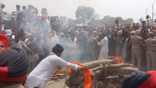 पैतृक गांव में किया गया सिद्धू मूसेवाला का अंतिम संस्कार, हजारों की संख्या में पहुंचे लोग