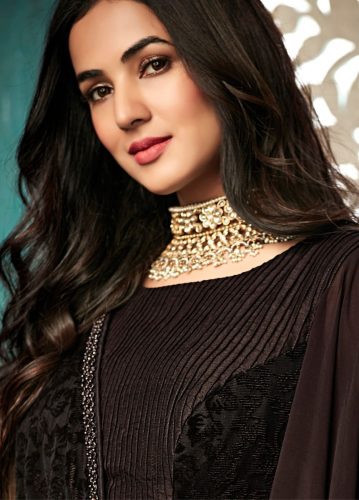 Sonal Chauhan मिस वर्ल्ड टूरिज्म का अवॉर्ड जीतने वाली एकमात्र भारतीय हैं एक्ट्रेस