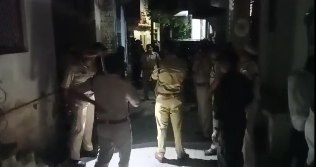 भरतपुर में दो समुदायों के बीच झगड़ा, 15 लोग हिरासत में, आपसी कहासुनी के बाद फेंकी कांच की बोतलें