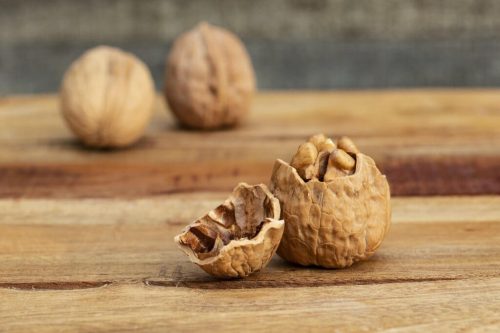 Walnut Peels को फेंकने की बजाय करें इन चीज़ों के लिए इस्तेमाल