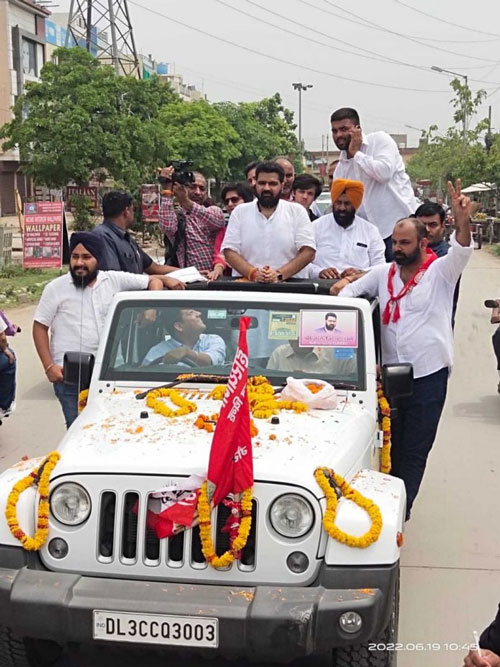 माता-पिता से आशीर्वाद लेकर राज्यसभा सदस्य कार्तिकेय शर्मा का अंबाला में रोड शो शुरू