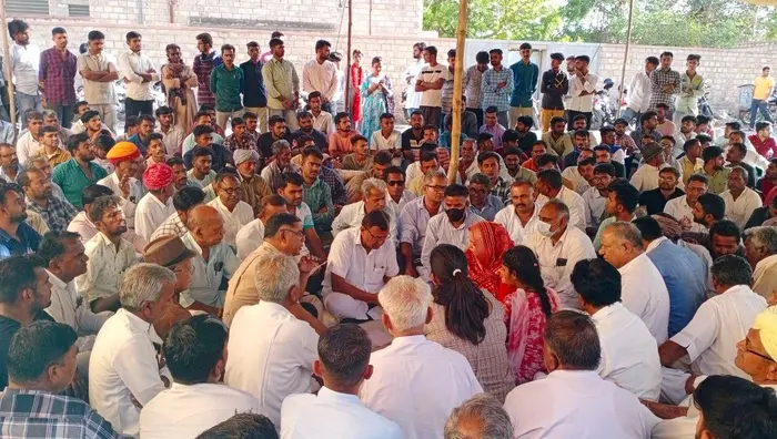 दलित कोजाराम हत्याकांड मामले में मोर्चरी के आगे धरने पर बैठे परिजन