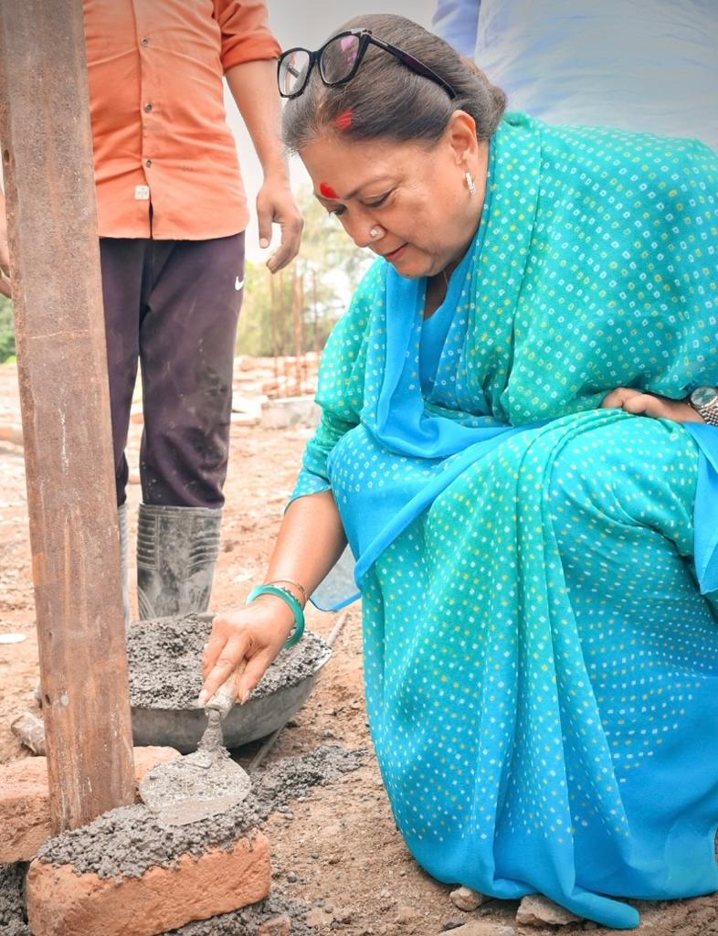 Jhalawar: पूर्व मुख्यमंत्री वसुंधरा राजे ने मजदूर दिवस पर किया श्रमदान, कहा-‘यह मज़बूत जोड़ है टूटेगा नहीं’