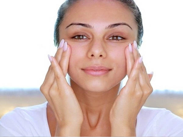 Face Massage Tips: चेहरे को सुंदर और सॉफ्ट बनाने के लिए ऐसे करें मसाज, 2-3 मिनट मालिश करने के बाद सुंदरता में लग जाएंगे चार चांद