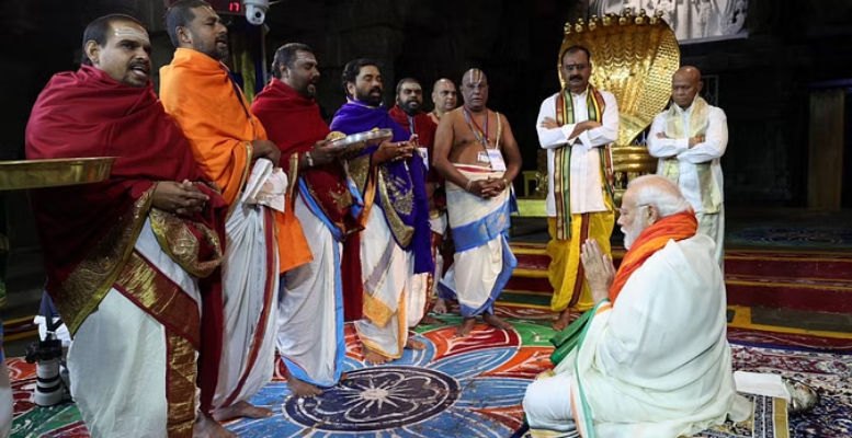 pm modi in tirumala: पीएम मोदी ने तिरुपति बालाजी मंदिर में की पूजा-अर्चना, हर भारतीय के लिए की प्रार्थना