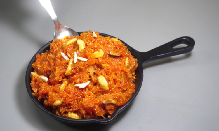 Gajar Ka Halwa: घर पर जल्दी से कैसे बनाया जाता है गाजर का हलवा? जानें रेसिपी