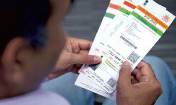 PVC Aadhar Card: फटे आधार कार्ड से पाएं छुटकारा, बनवाएं PVC कार्ड