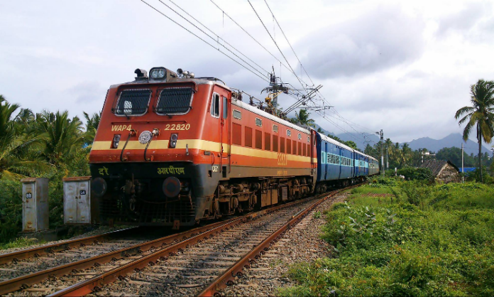 Indian Railway: क्या जनरल टिकट लेकर स्लीपर कोच में यात्रा करना है सही?