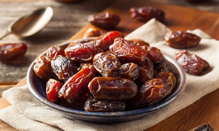 Benefits of Dates: ग्लोइंग स्किन के लिए रोज खाएं खजूर, जानें क्या है खाने का सही तरीका