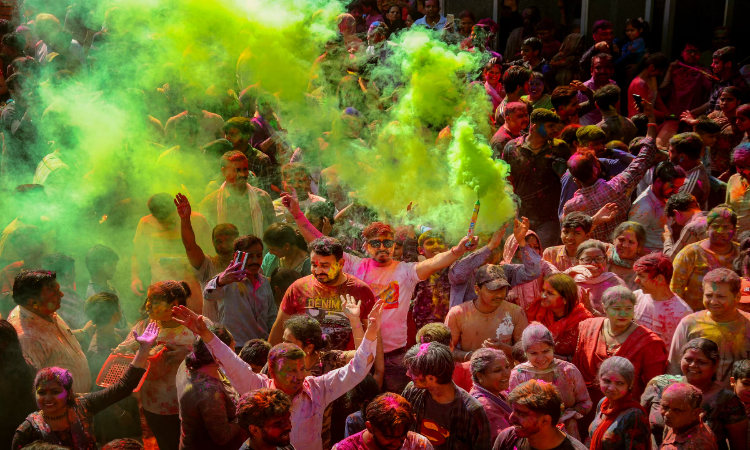 Holi Celebration: जैसलमेर में BSF के जवानों ने सरहद पर बिखरे रंग, एक-दूसरे के साथ खेली होली