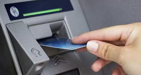 ATM Card: ATM कार्ड मशीन में फस जाए, तो जल्दी करे ये काम नहीं तो हो जाएगा नुकसान