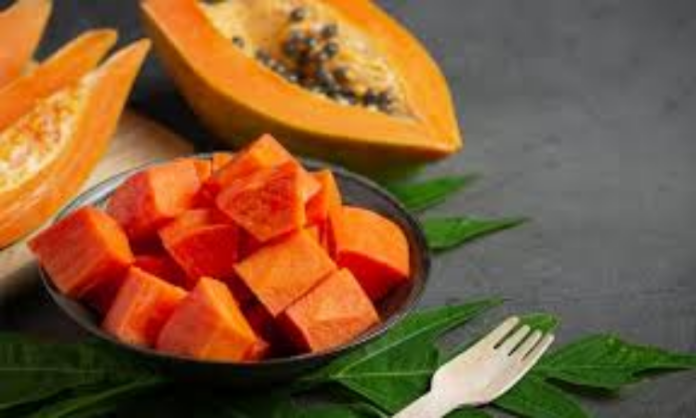 Papaya Side Effects: ये लोग भूलकर भी न खाएं पपीता, वरना खराब हो जाएगी तबीयत
