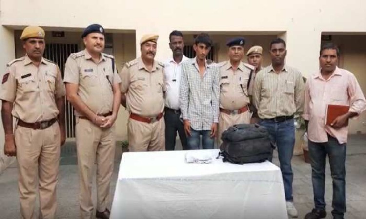 Ajmer News: ट्रेन मे बढ़ती चोरी के लिए पुलिस प्रशासन सक्त, आरोपियों को गिरफ्तार कर मोबाइल बरामद किए