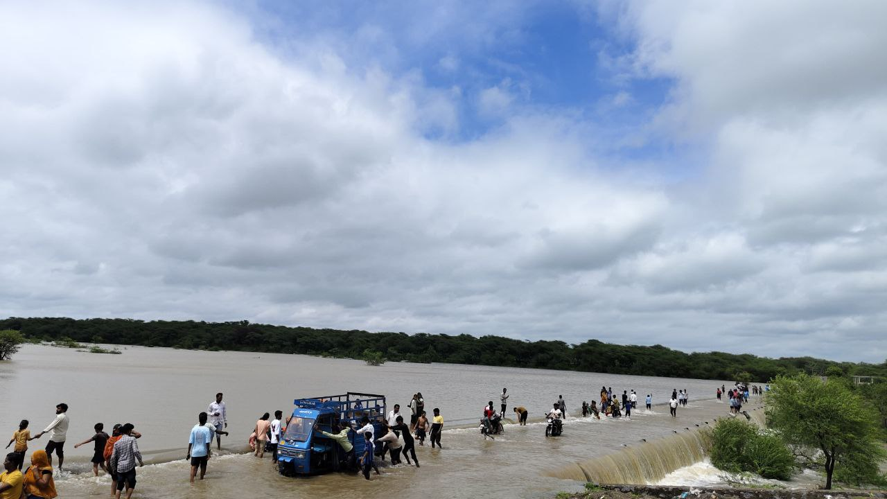 Rajasthan Rain Alert: राजस्थान में भारी बारिश से बिगड़े हालात, स्कूल बंद, ट्रेन रुकी; आया नया अलर्ट